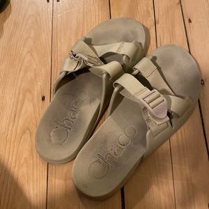 Chaco Chillos slides